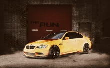 Желтый BMW 3 серии, М3, тонированный, черные диски